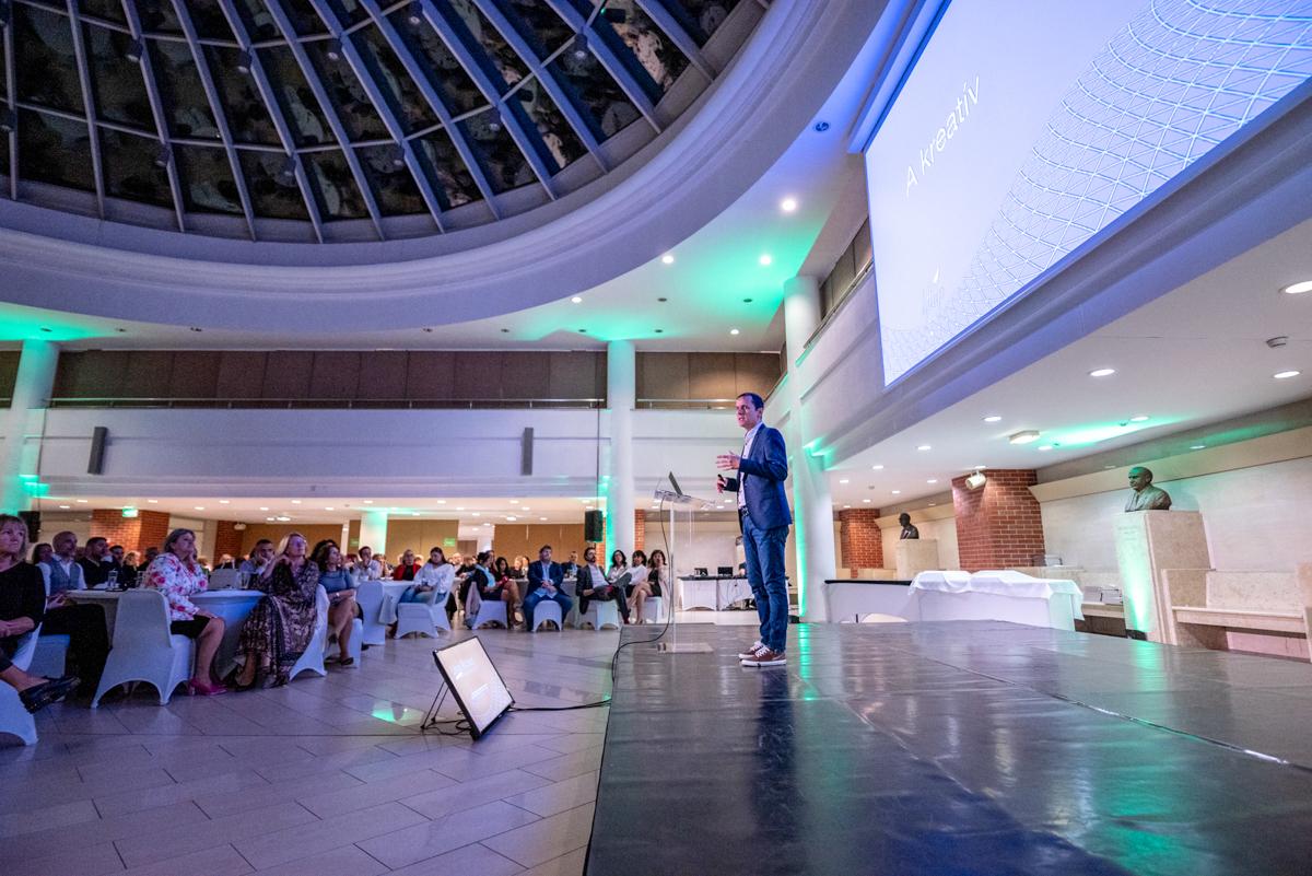 Lévai Richárd előadást tart egy teltházas szakmai rendezvényen